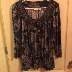 Women’s top size 14/16W.